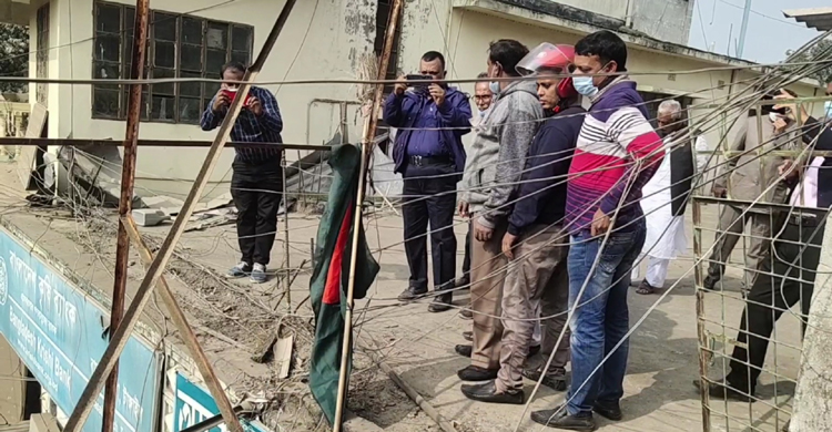 ঝাড়ুতে জাতীয় পতাকা টাঙিয়ে অবমাননা 